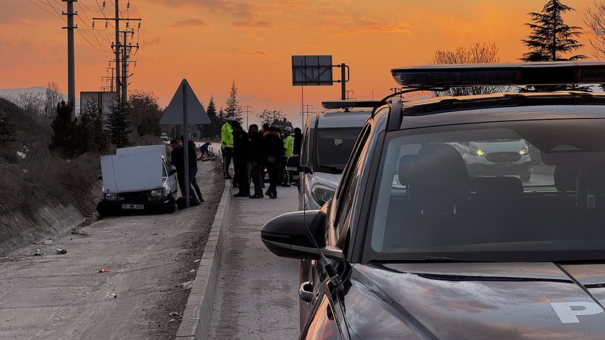 Polisin "dur" ihtarına uymayıp kaçarken kaza yaptı - Resim : 1