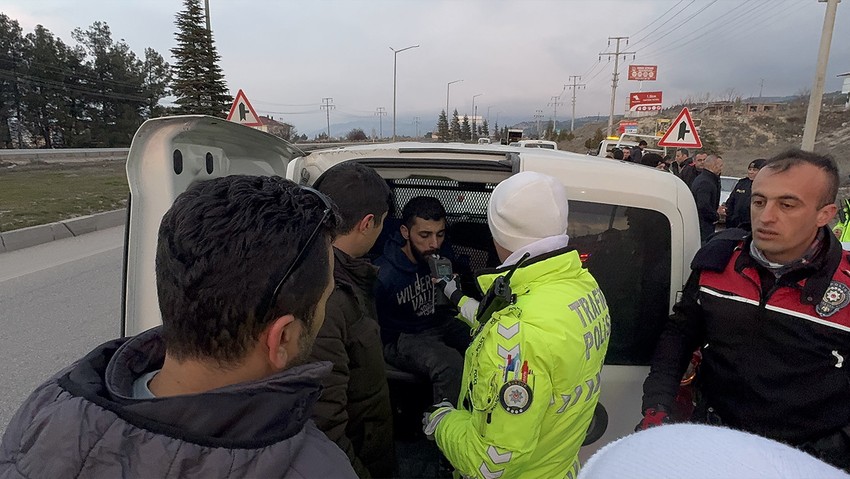 Polisin "dur" ihtarına uymayıp kaçarken kaza yaptı - Resim : 2