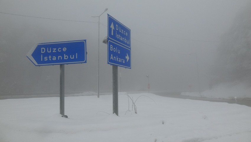 Bolu Dağı'nda yoğun sis etkili oldu. D-100 kara yolu geçişinde görüş mesafesi 20 metreye kadar düştü - Resim : 1