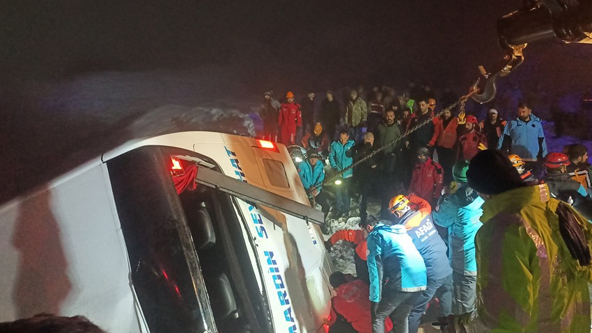 Bingöl'de yolcu otobüsü şarampole devrildi! Çok sayıda ölü ve yaralı var: Ekipler olay yerine sevk edildi - Resim : 4