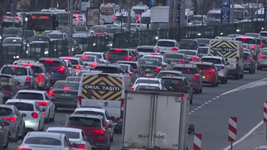 İstanbullunun bitmeyen trafik çilesi! Yoğunluk yüzde 83'e ulaştı - Resim : 2