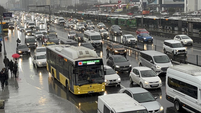 İstanbul’da trafik çilesi! Yoğunluk sabah saatlerinde yüzde 76’ya çıktı - Resim : 1