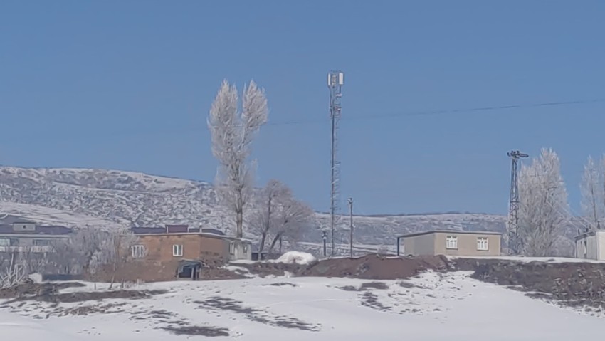 Bitlis'te öğle saatlerinde etkili oldu. Soğuk havayla da birleşince ağaçları beyaza boyadı - Resim : 2