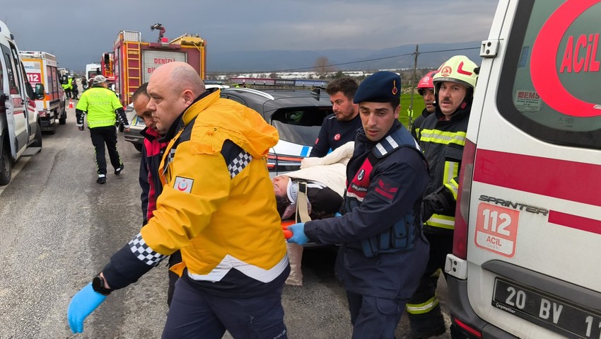 Denizli'de facia! Öğrenci servisi devrildi: Çok sayıda ölü ve yaralı var - Resim : 2