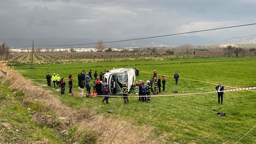 Denizli'de facia! Öğrenci servisi devrildi: Çok sayıda ölü ve yaralı var - Resim : 3