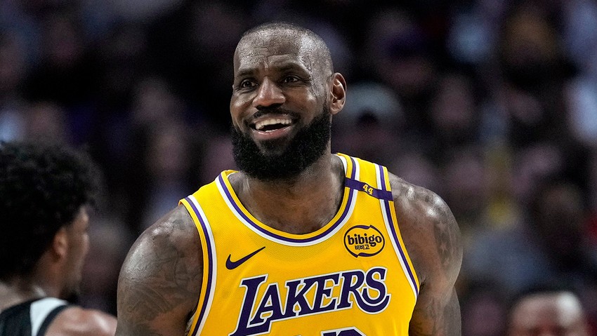 LeBron James bildiğimiz gibi! 40 yaşında NBA’nin tozunu attırıyor! - Resim : 1