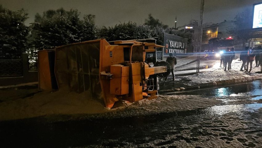 Beylikdüzü'nde kayganlaşan yolda kar küreme aracı devrildi! - Resim : 1