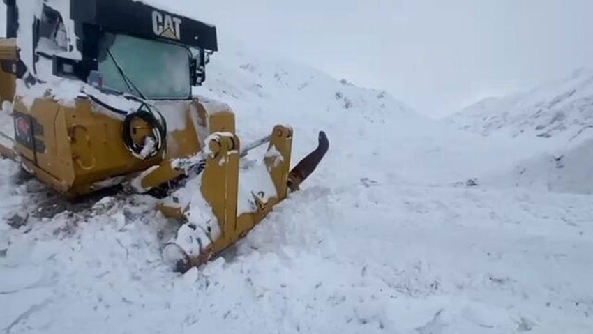 Şırnak'ta çığ düştü! Kabinde sıkışan operatör o anları kaydetti - Resim : 1