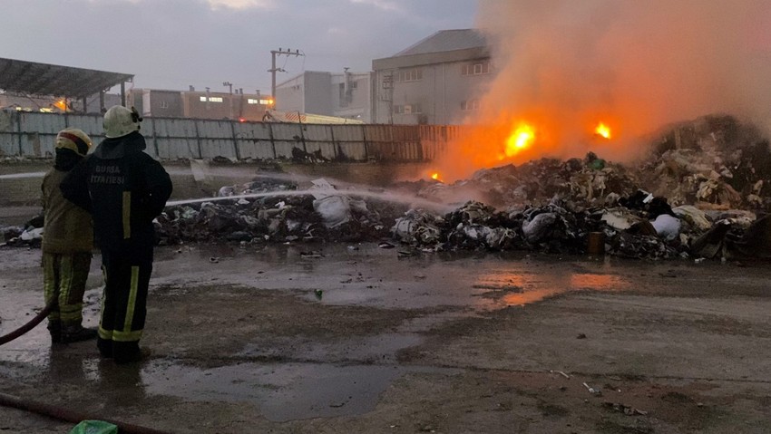 Çöp toplama merkezinde yangın: Çok sayıda ekip müdahale etti - Resim : 2