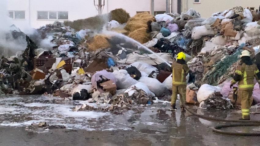 Çöp toplama merkezinde yangın: Çok sayıda ekip müdahale etti - Resim : 1