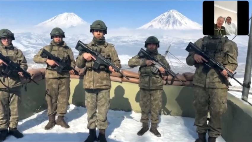 Hatice teyzeden huduttaki Mehmetçiğe boyunluk hediyesi - Resim : 1