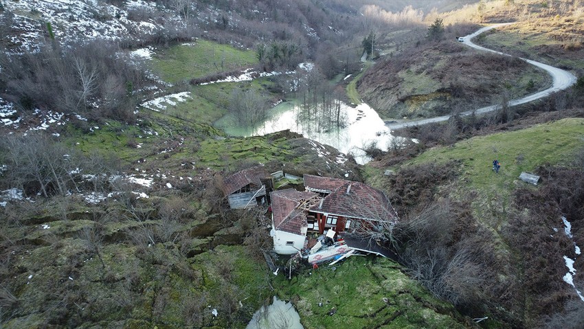 Sinop’ta heyelan! Yollar sular altında kaldı, devasa gölet oluştu - Resim : 1