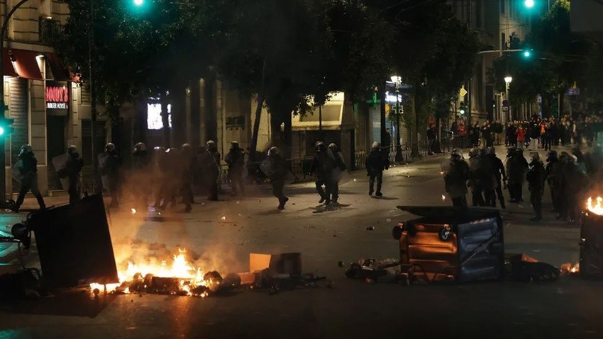 Yunanistan'da gensoru krizi! Atina sokakları karıştı! Çok sayıda kişi gözaltında - Resim : 2