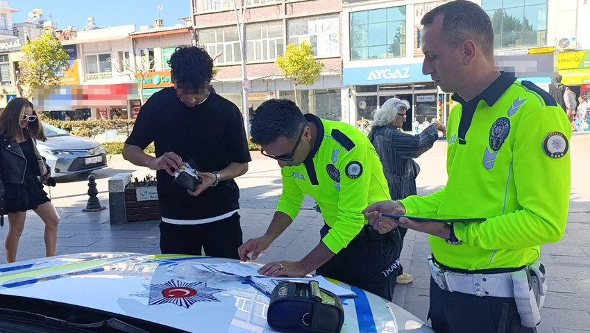 Ehliyetsiz yola çıktı, cezayı yedi! Savunması pes dedirtti - Resim : 3