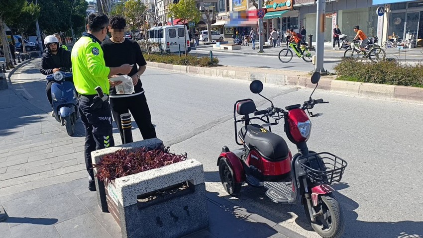 Ehliyetsiz yola çıktı, cezayı yedi! Savunması pes dedirtti - Resim : 1