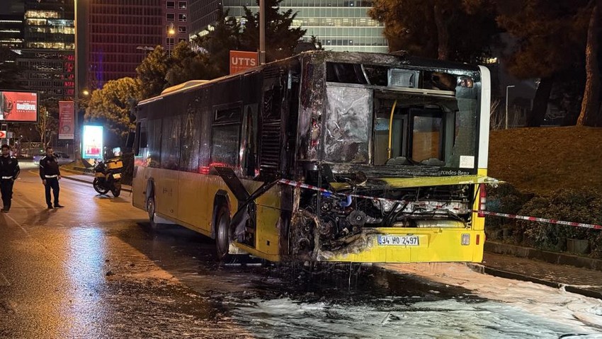 Şişli’de İETT otobüsü seyir halindeyken alev alev yandı! - Resim : 1