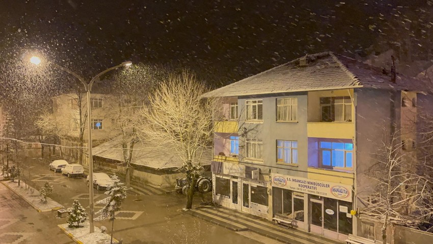 Meteorolojiden gelen uyarının ardından Kastamonu'da bir anda sıcaklık düştü. Bazı bölgelere lapa lapa kar yağdı - Resim : 1