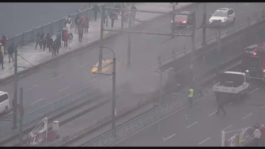Galata Köprüsü'nde korkutan yangın! Tramvay seferleri durdu - Resim : 1