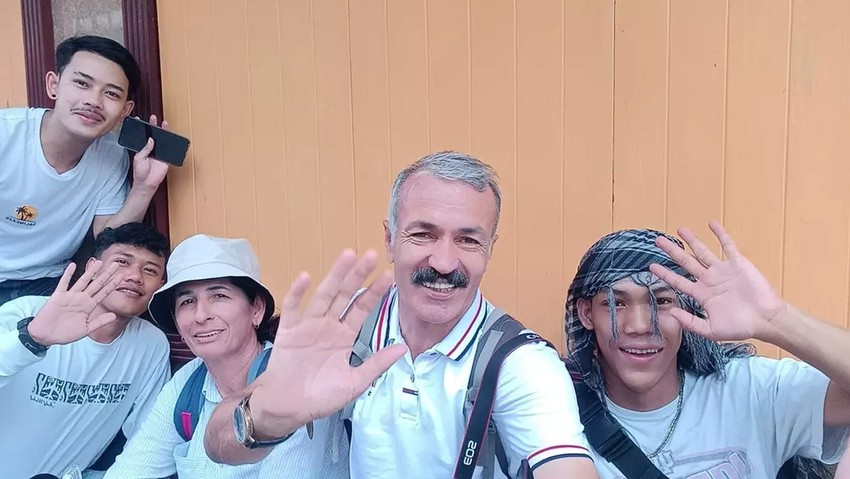 Gazete eki hayatlarını değiştirdi! Gezmedikleri yer kalmadı! İneklerini satıp tüm parayı ona yatırdılar - Resim : 4