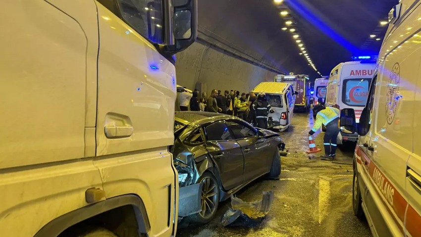 TEM'de zincirleme kaza! İstanbul yönü trafiğe kapandı - Resim : 2
