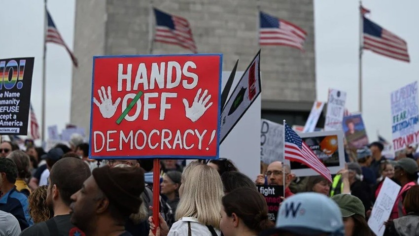 ABD'de ikinci Trump döneminin en büyük protestosu! On binler sokağa çıktı - Resim : 1