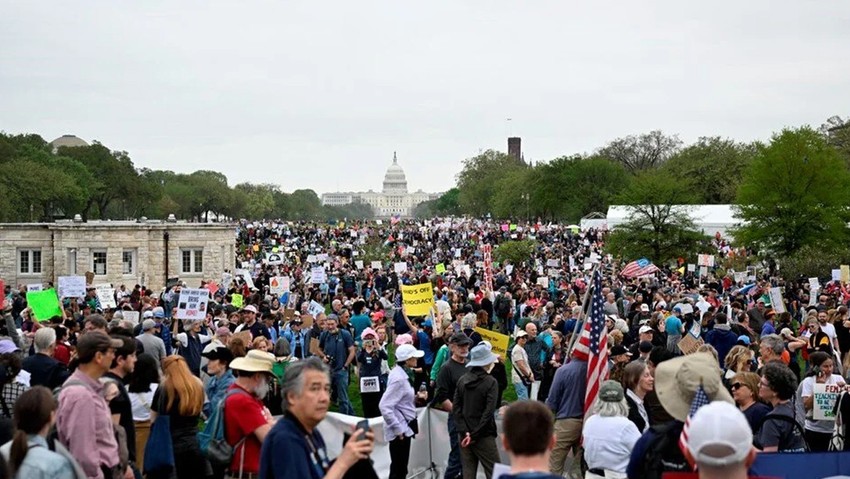 ABD'de ikinci Trump döneminin en büyük protestosu! On binler sokağa çıktı - Resim : 4