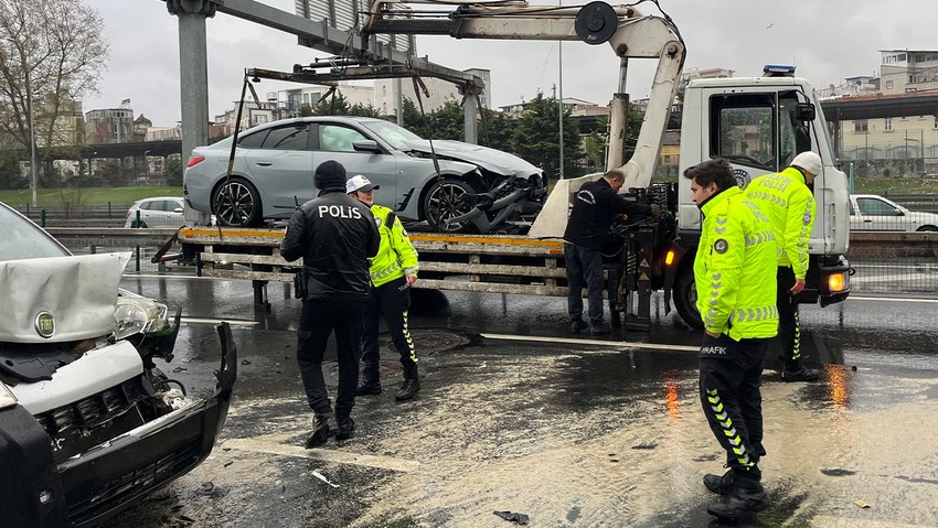 Fatih’te zincirleme trafik kazası: 3 araç birbirine çarptı - Resim : 1