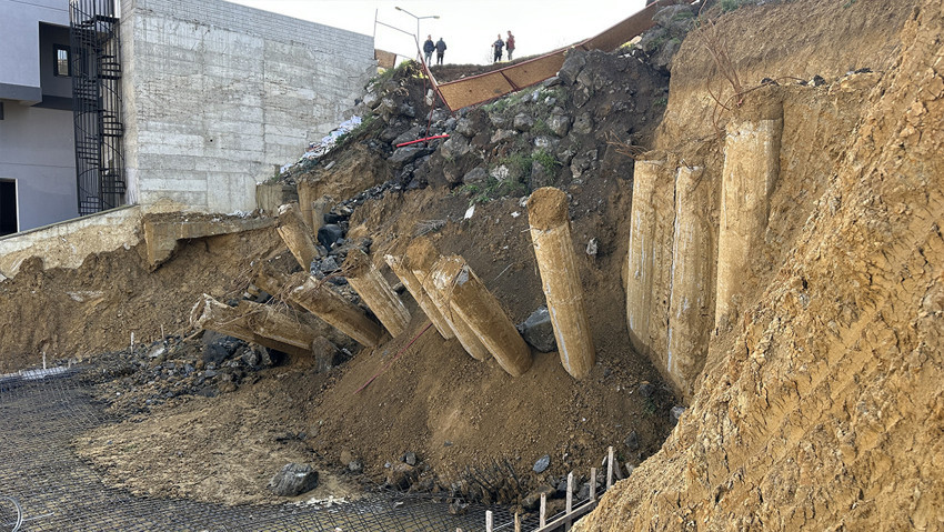 Samsun'da inşaat alanı yakınında yol çöktü - Resim : 1