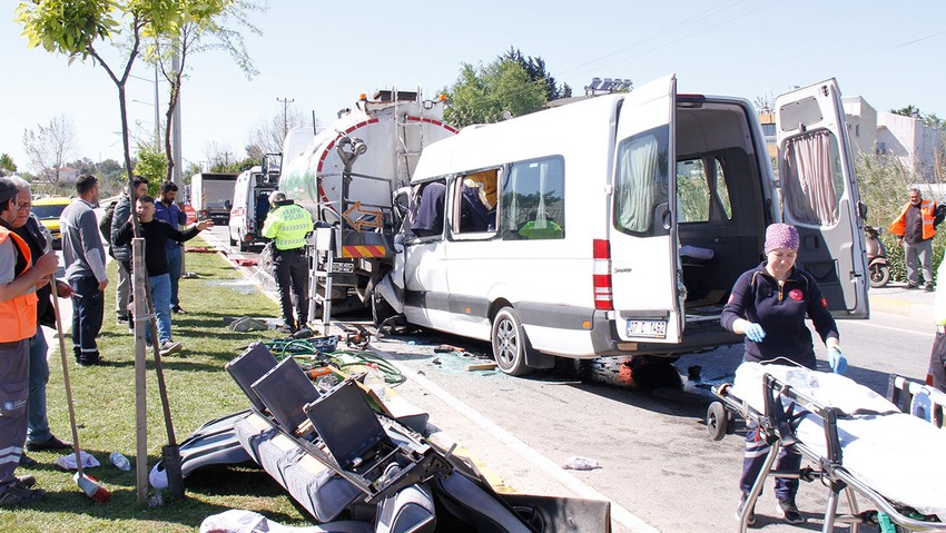 Antalya'da feci kaza: Tur minibüsü ve sulama tankeri çarpıştı! Çok sayıda yaralı - Resim : 2