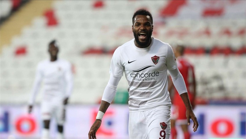 Süper Lig'in gol kralından 28 yaşında kahreden haber! Çin'de 11. kattan düşerek can verdi - Resim : 1