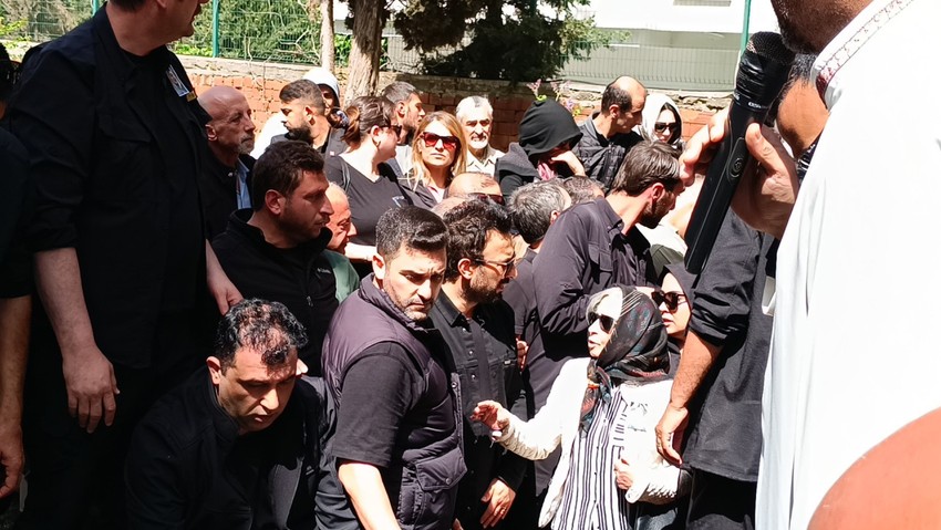 Tarkan annesine gözyaşları içinde veda etti! Yakın dostları Sibel Can ve Cem Yılmaz yalnız bırakmadı - Resim : 2