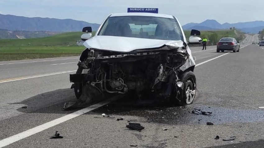Bingöl'de otomobil ve sürücü kursu eğitim aracı çarpıştı: Yaralılar var - Resim : 1