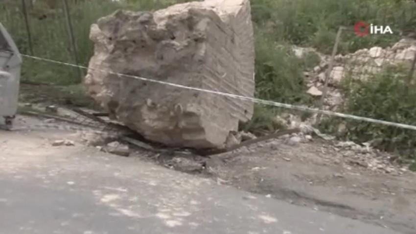 Fatih'te facianın eşiğinden dönüldü: Deprem sonrası tarihi sur duvarından dev parça düştü - Resim : 2