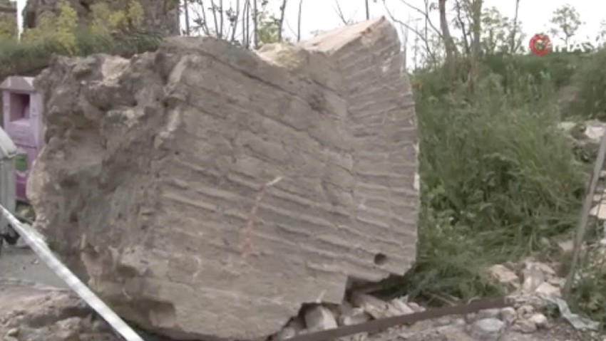 Fatih'te facianın eşiğinden dönüldü: Deprem sonrası tarihi sur duvarından dev parça düştü - Resim : 3