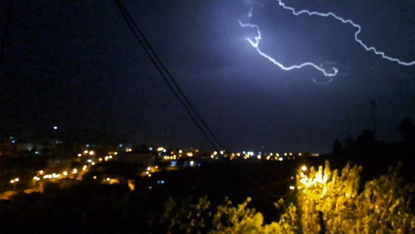 Diyarbakır'da gece vakti gökyüzünde peş peşe meydana geldi. Saniyeler içinde geceyi gündüze çevirdi - Resim : 1