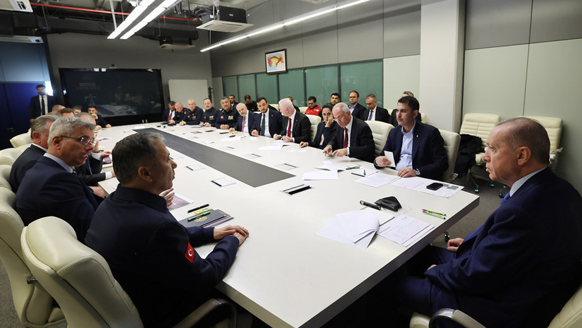 AFAD'da 1 saatlik toplantı: Cumhurbaşkanı Erdoğan bakanlardan brifing aldı - Resim : 1