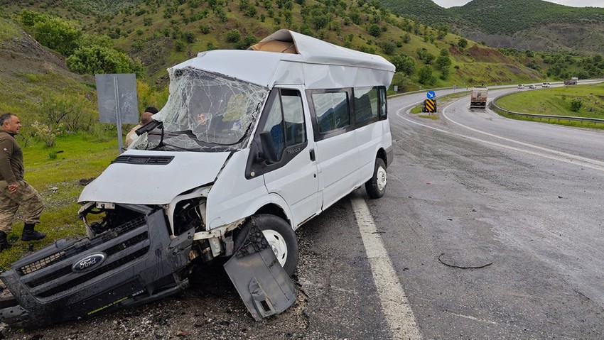 Bitlis'te tır ve minibüs çarpıştı: Can kaybı ve yaralılar var - Resim : 1