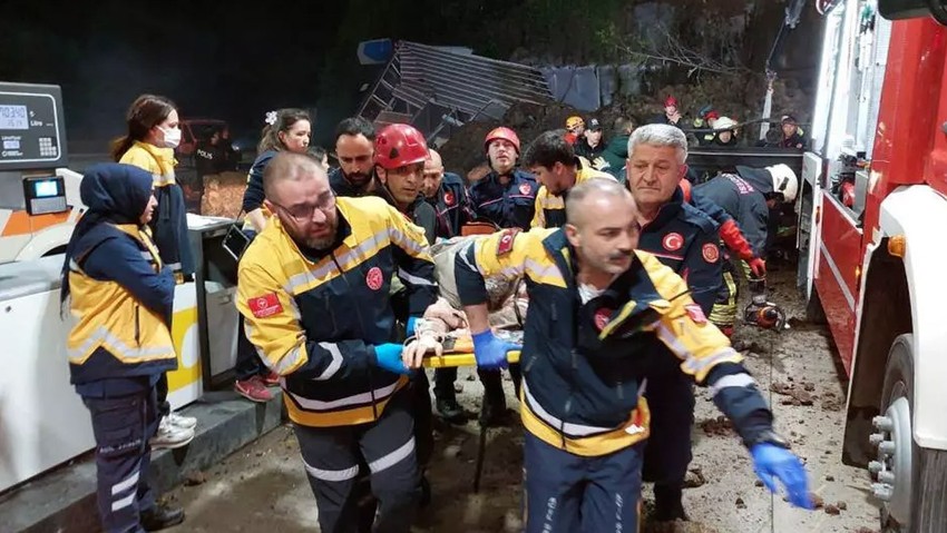 Samsun'da heyelan: 4 kişilik aile göçük altında kaldı! Facia anları saniye saniye kamerada - Resim : 4