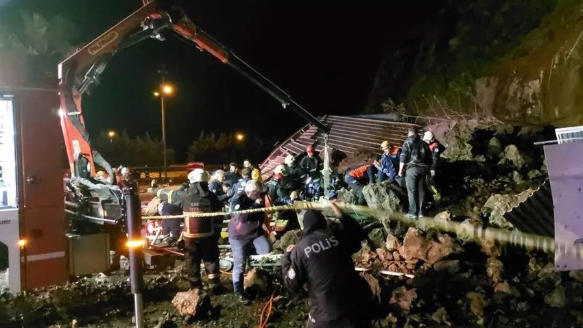 Samsun'da heyelan: 4 kişilik aile göçük altında kaldı! Facia anları saniye saniye kamerada - Resim : 3