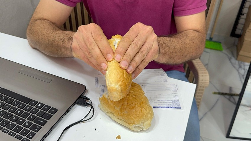 Ekmeğin içinden çıkan şoke etti! Ağzına atınca neye uğradığını şaşırdı! - Resim : 1