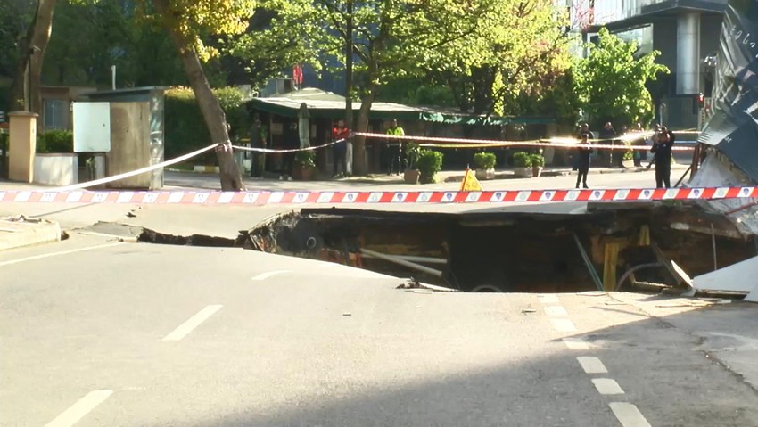 Sarıyer'de yol çöktü! Ünlü cadde trafiğe kapatıldı - Resim : 3