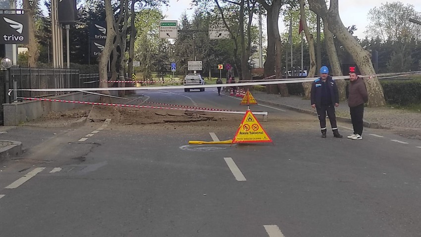 Sarıyer'de yol çöktü! Ünlü cadde trafiğe kapatıldı - Resim : 4