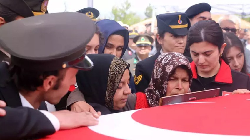 Irak'ın kuzeyinde mayın patlaması sonucu şehit olmuştu: Uzman Çavuş Önder Özen'e veda! Şehidin kızı minik Alya'nın sözleri yürek burktu: Toplu iğne babama batıyor - Resim : 2