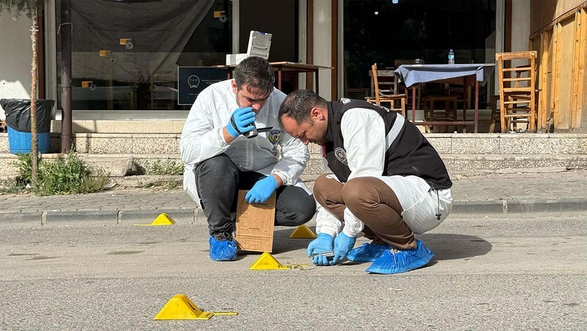 Kıraathane önünde oturan 24 yaşındaki gence 14 el ateş edildi - Resim : 1