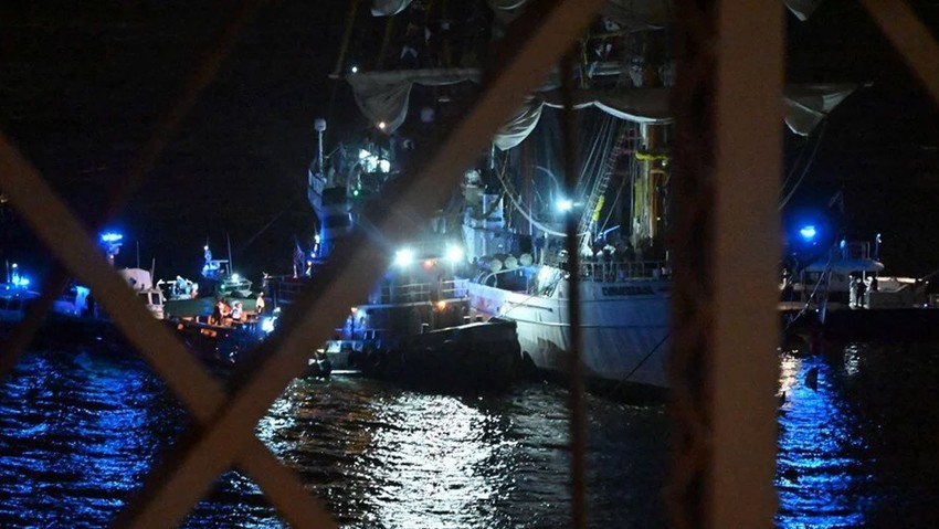 Meksika'da donanma gemisi Brooklyn Köprüsü'ne çarptı: Çok sayıda yaralı var - Resim : 1