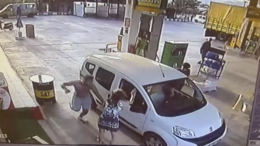 Akaryakıt istasyonunda kabus anları! Tanımadığı adamdan dakikalarca dayak yedi! O anlar kamerada - Resim : 2