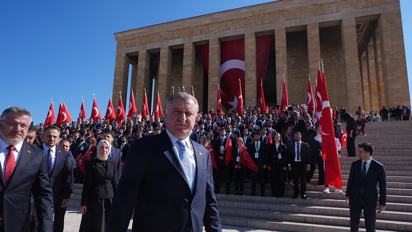 İlk tören Ata'nın huzurunda! Gençlik ve Spor Bakanı Osman Aşkın Bak, Anıtkabir Özel Defteri'ni imzaladı: "Türkiye'nin gücü gençliğidir" - Resim : 3