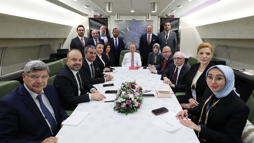 Cumhurbaşkanı Erdoğan Macaristan dönüşü uçakta gazetecilerin sorularını yanıtladı:  Tekrar aday olma gibi bir derdim yok, yeni anayasayı kendimiz için değil, ülkemiz için istiyoruz - Resim : 1