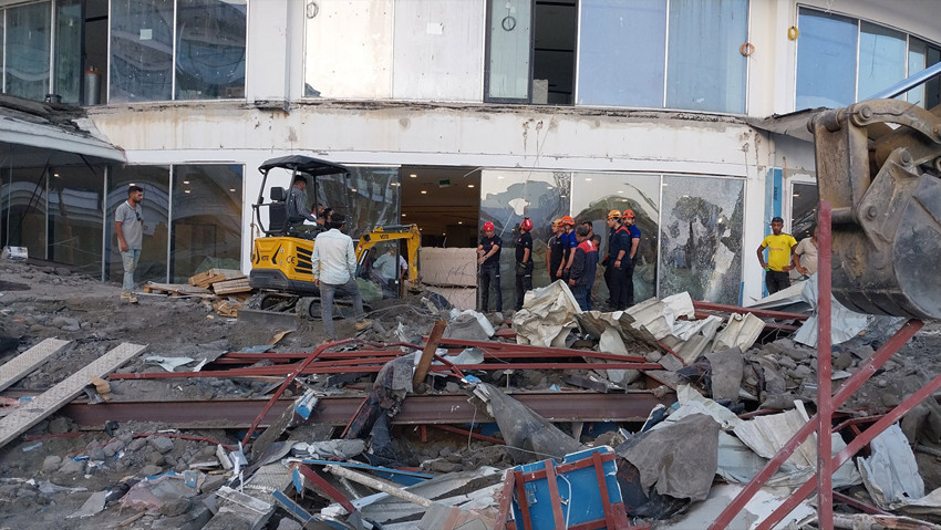 Antalya'da 5 yıldızlı otel inşaatında facia: Teras katı çöktü - Resim : 2