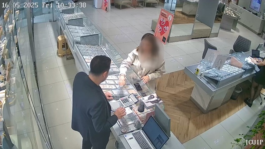 Altında büyük tuzak! 22 ayar tuzağı ile kuyumcuyu yaktı! Gerçek bambaşka çıktı - Resim : 3